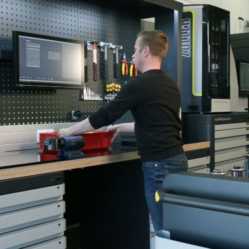 werkbank mit Bediener ZOLLER 